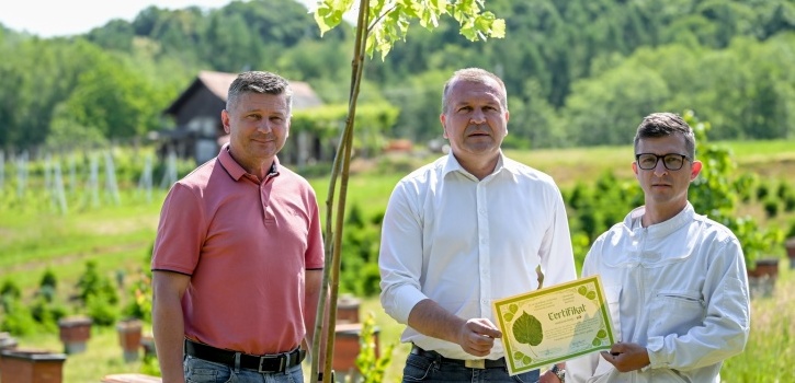 Obilježen Svjetski dan pčela: Miroslav Dumbović među rijetkima u Hrvatskoj uzgaja selekcionirane pčelinje matice
