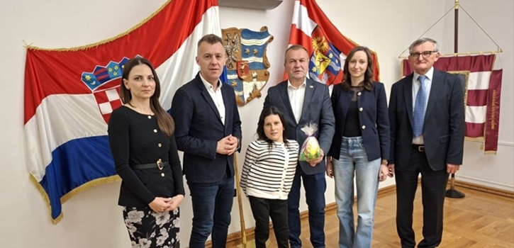 Članovi Društva distrofičara, invalida cerebralne i dječje paralize i ostalih tjelesnih invalida grada Varaždina darivali županijske dužnosnike uskrsn