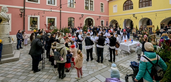 Advent s pričom u Županijskoj palači; veselje, radost, kuhano vino i kolači oduševili mnogobrojne posjetitelje