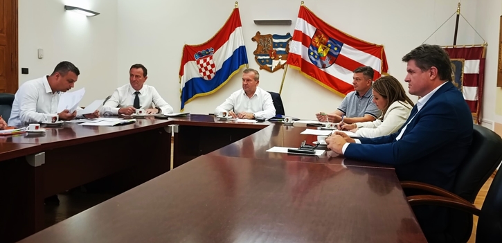 Sastanak župana Stričaka, gradonačelnika Bosilja i načelnika četiriju općina o zbrinjavanju baliranog otpada u Brezju 
