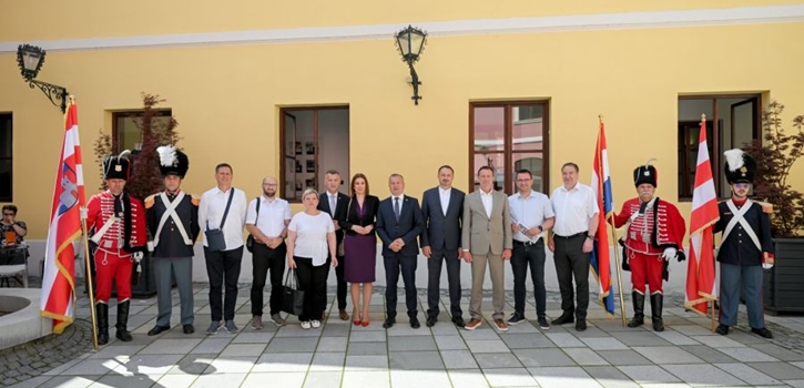 Polaganjem vijenaca i otvorenjem izložbe ratnih fotografija “Pakrac kroz ratni objektiv“ obilježen Dan državnosti Republike Hrvatske