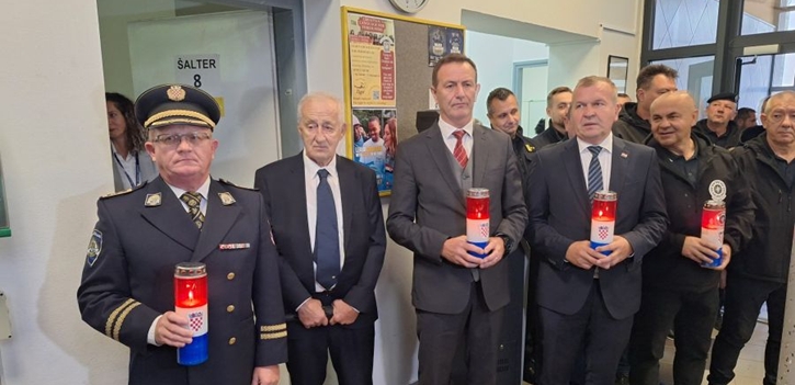 Odavanjem počasti poginulim, nestalim te preminulim policajcima i podjelom pohvalnica obilježen Dan policije i blagdan Svetog Mihaela