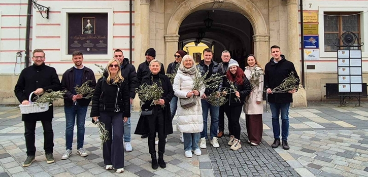 Članovi HDZ-a uoči Cvjetnice građanima podijelili maslinove grančice