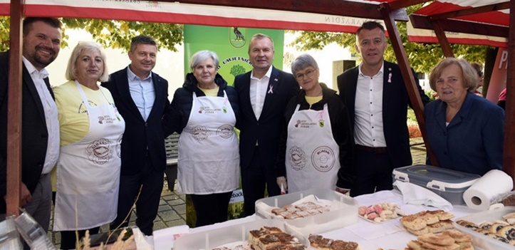 „Ženska kreativnost u ruralnom životu“: Posjetitelji, mirisi tradicije i snaga ruralnog života ispunili varaždinski Franjevački trg 