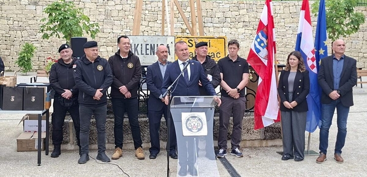 Polaganjem vijenaca, paljenjem svijeća i prigodnim druženjem, obilježena 35. obljetnica ustroja 5. bojne 1. A brigade 'Tigrovi'